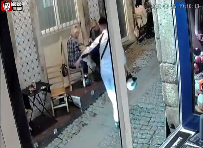 Video :Two criminals were apprehended at a restaurant taking a woman's pocketbook